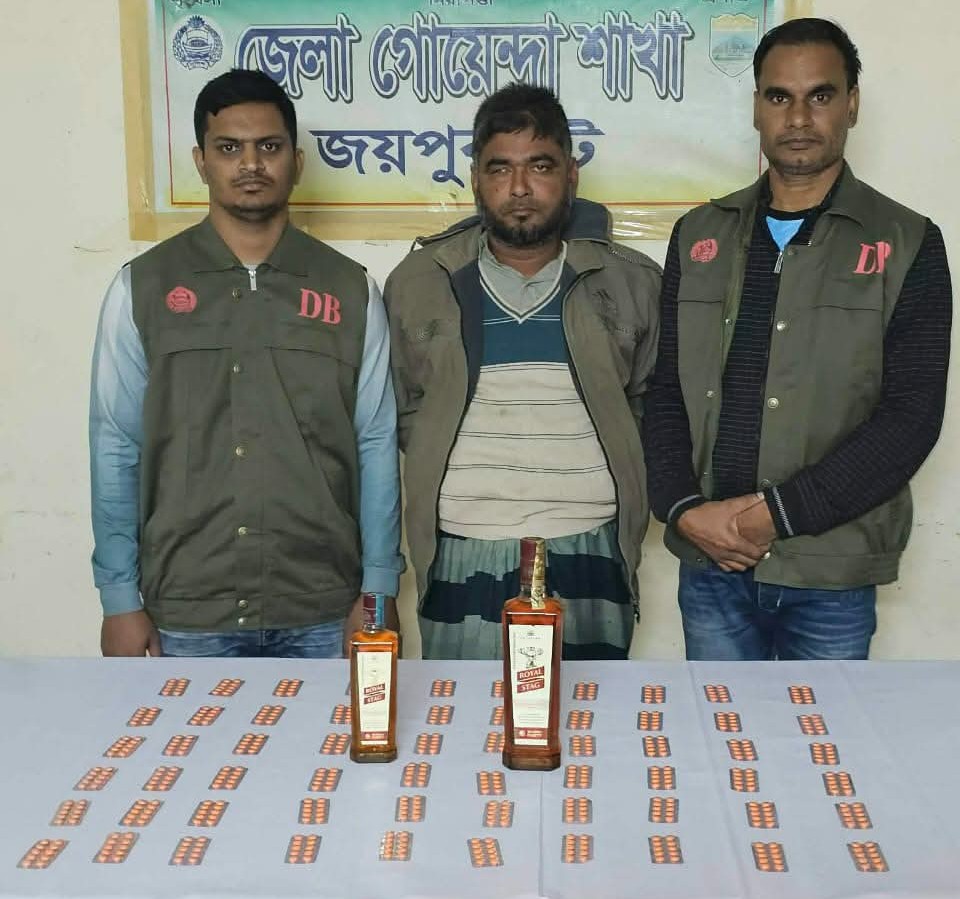 পাঁচবিবি উপজেলায় ডিবি পুলিশের অভিযানে টাপেন্টাডল ট্যাবলেট ও বিদেশি মদসহ এক মাদক ব্যবসায়ী গ্রেফতার