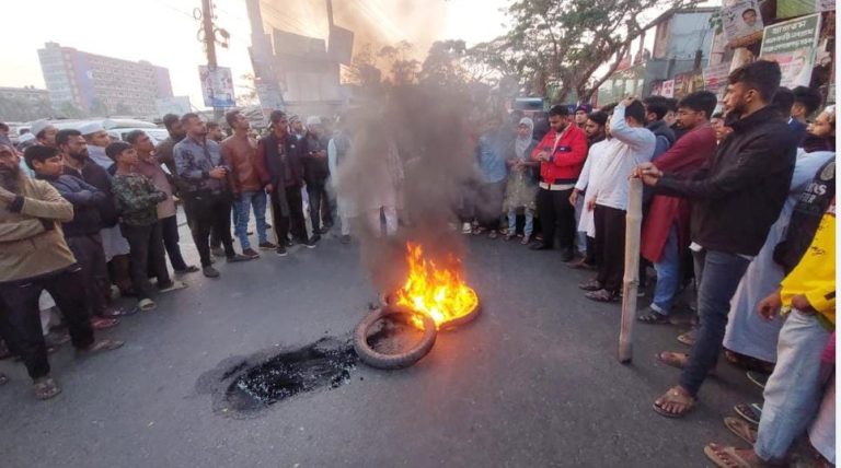 গুলিবিদ্ধের ঘটনায় হাদির জেলা ঝালকাঠিতে সড়ক অবরোধ