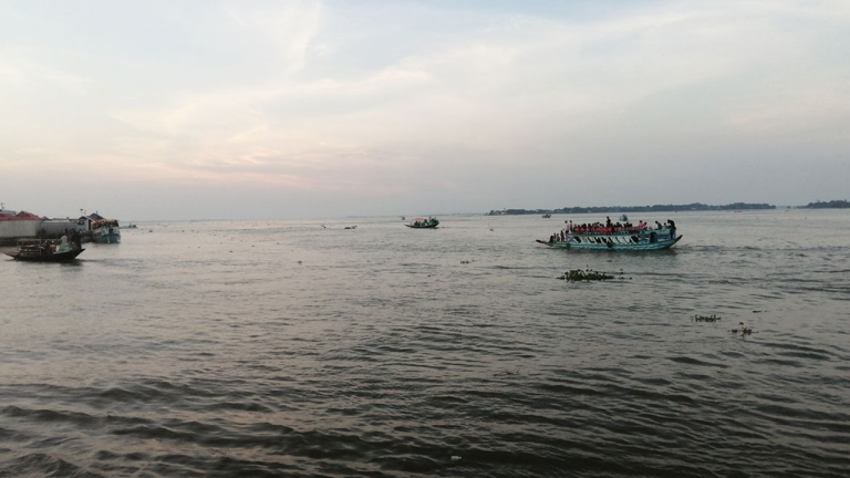 দিনে বেশভূষায় নৌযান শ্রমিক, রাত নামলেই ভয়ংকর জলদস্যু