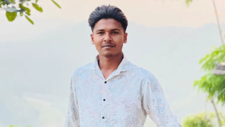 গন্তব্যহীন এই যাত্রায় নীরবতাই একমাত্র সঙ্গী’