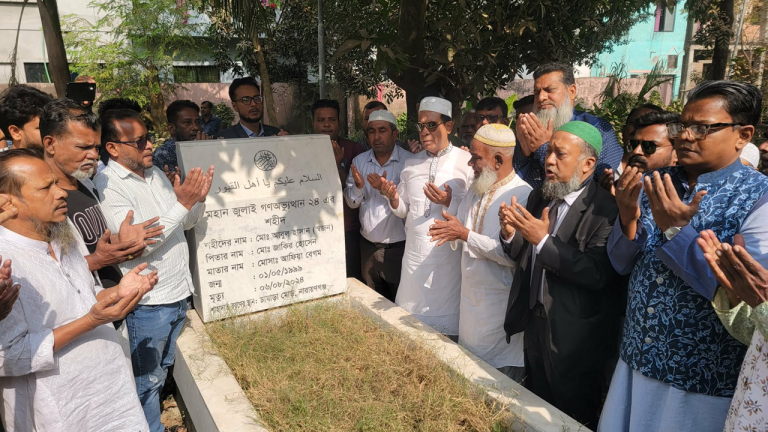 জুলাই শহীদ আবুল হাসান স্বজনের কবর জিয়ারত মাসুদুজ্জামানের