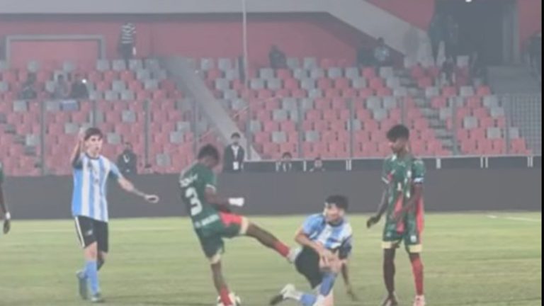 জানা গেল আর্জেন্টিনার ফুটবলারকে লাথি মারা সেই ফুটবলারের পরিচয়