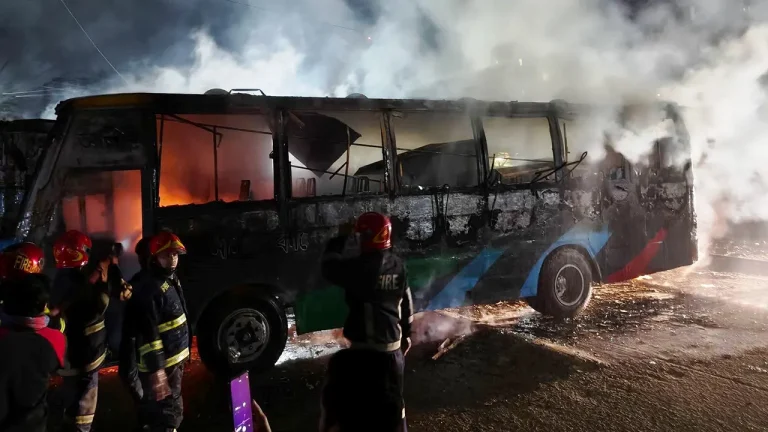 বাসে আগুন