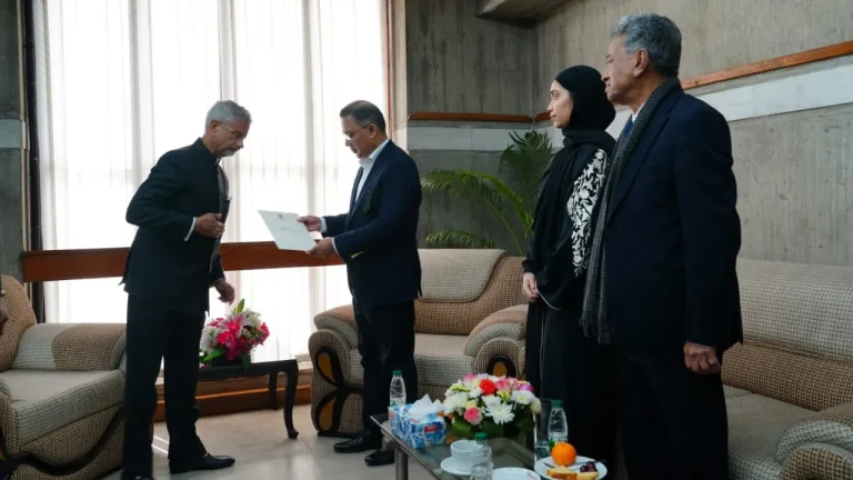 তারেক রহমানের হাতে ভারতের শোকবার্তা তুলে দিলেন জয়শঙ্কর