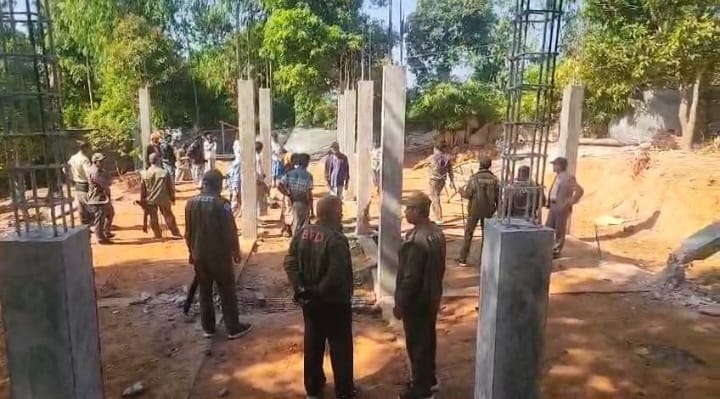 বন বিভাগের জায়গায় অবৈধ স্থাপনা গুঁড়িয়ে দিল উপজেলা প্রশাসন