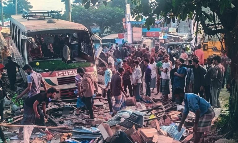 নিয়ন্ত্রণ হারিয়ে দোকানে ঢুকে পড়ল যাত্রীবাহী বাস