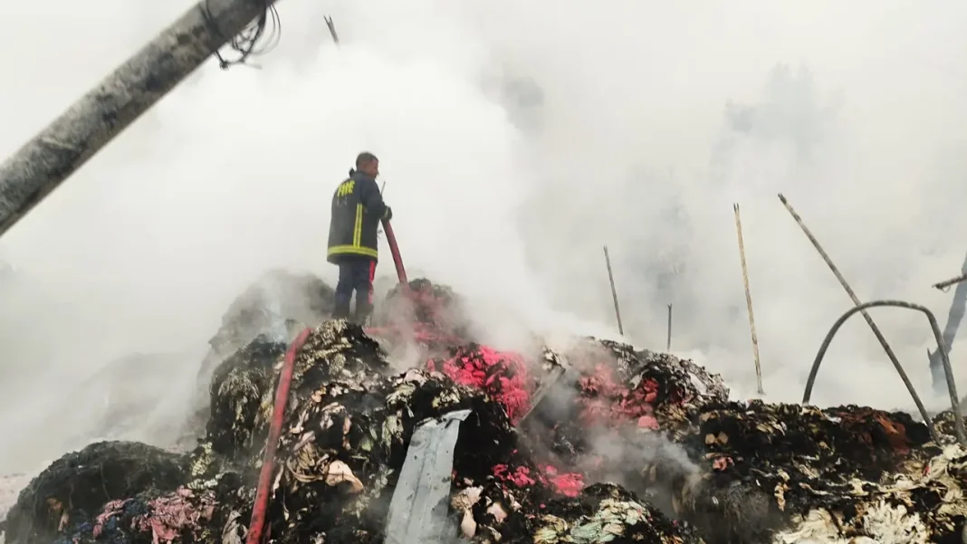 গাজীপুরে ঝুট গোডাউনে ভয়াবহ আগুন