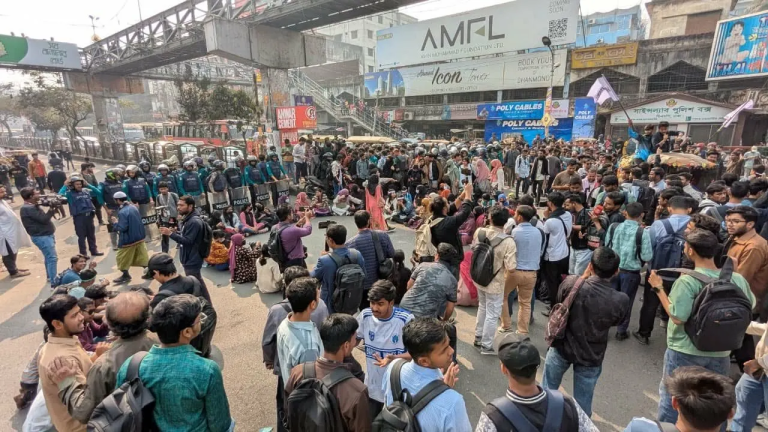 নতুন কর্মসূচি দিয়ে সড়ক ছাড়লেন ৭ কলেজের শিক্ষার্থীরা