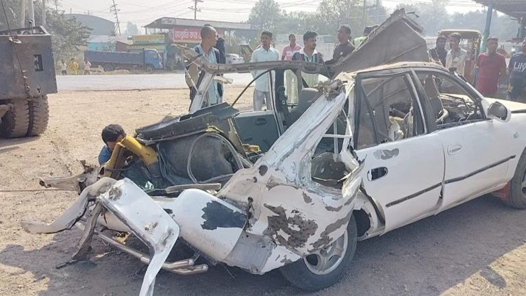 প্রাইভেটকারে ভয়াবহ বিস্ফোরণ