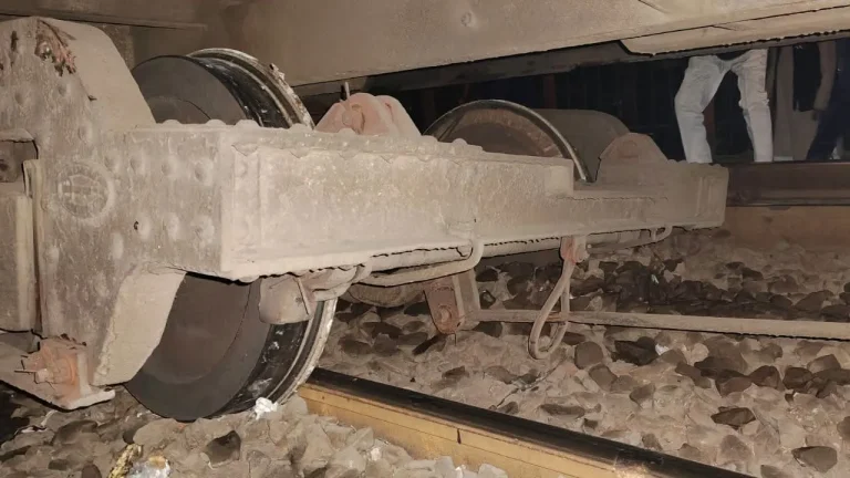 ভৈরবে ট্রেনের বগি লাইনচ্যুত, তিন রুটে ট্রেন চলাচল বন্ধ