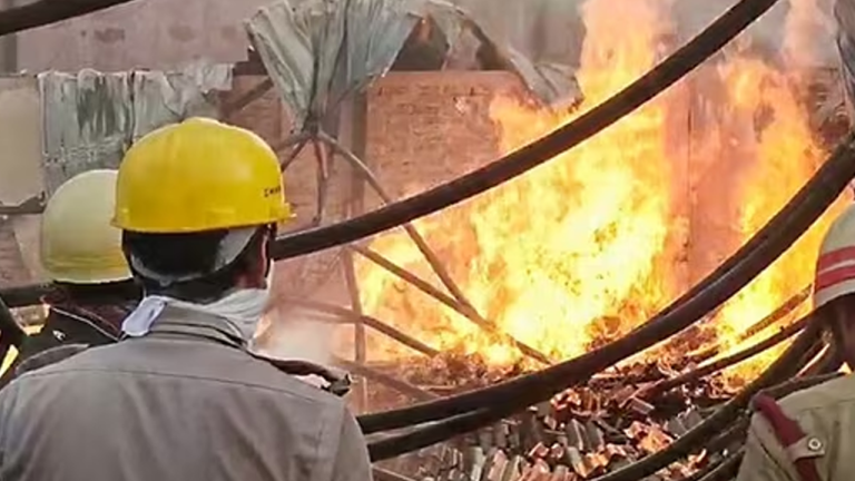 পশ্চিমবঙ্গে দুই গুদামে ভয়াবহ আগুন, নিখোঁজ অনেকে