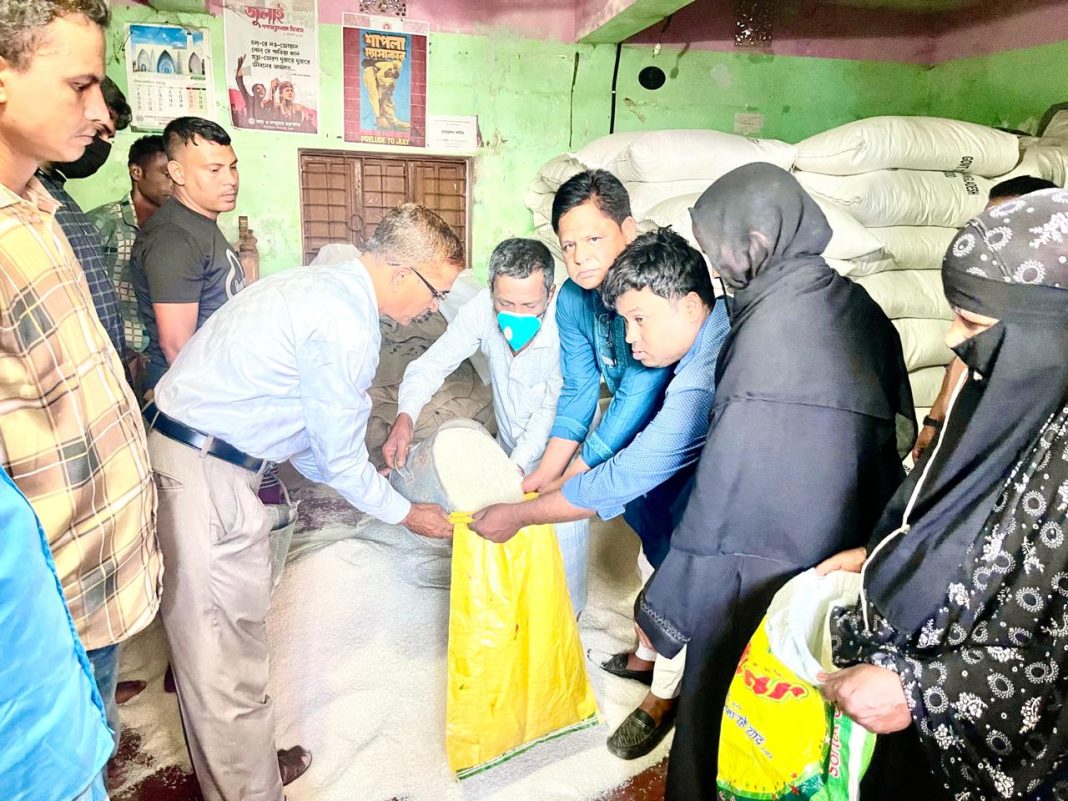 ঈদগাঁওয়ে অসহায় দুঃস্থ ৮০০ পরিবারের মাঝে ভিজিএফ’র চাল বিতরণ