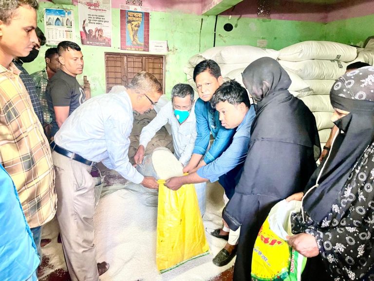 ঈদগাঁওয়ে অসহায় দুঃস্থ ৮০০ পরিবারের মাঝে ভিজিএফ’র চাল বিতরণ