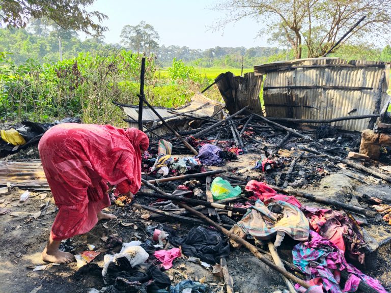 ভয়াবহ অগ্নিকাণ্ডে নিঃস্ব দিনমজুর পরিবার,মাথা গুজার ঠাই নেই কোথাও